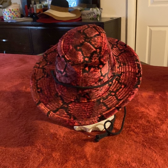 Black and red hat designer - Picture 5 of 12